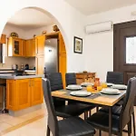 Vila Alnika Acacia By *